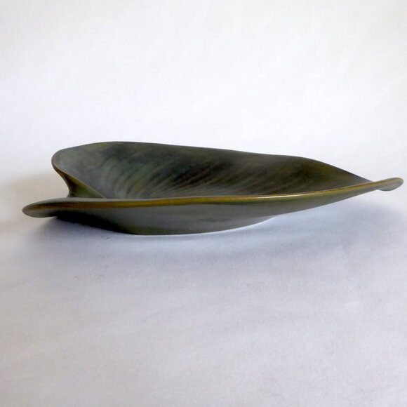 VINTAGE ART NOUVEAU HANDCRAFTED SCULPTED CERAMIC GREEN LEAF PLATE PLATTER - Picture 6 of 12